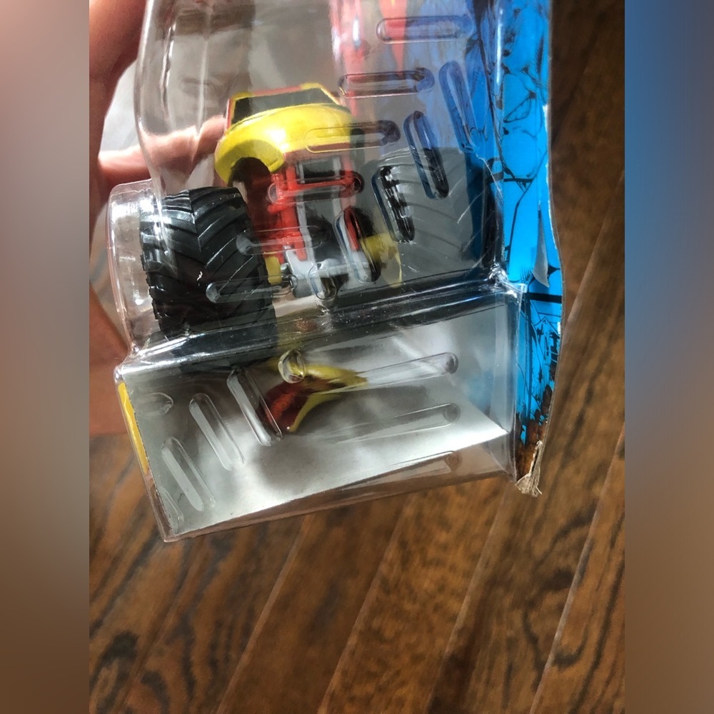 *NWT* Monster Jam Monster Trucks x Marvel Iron Man w/Flag- Series 1 - 1:64 Scale - Picture 3 of 6